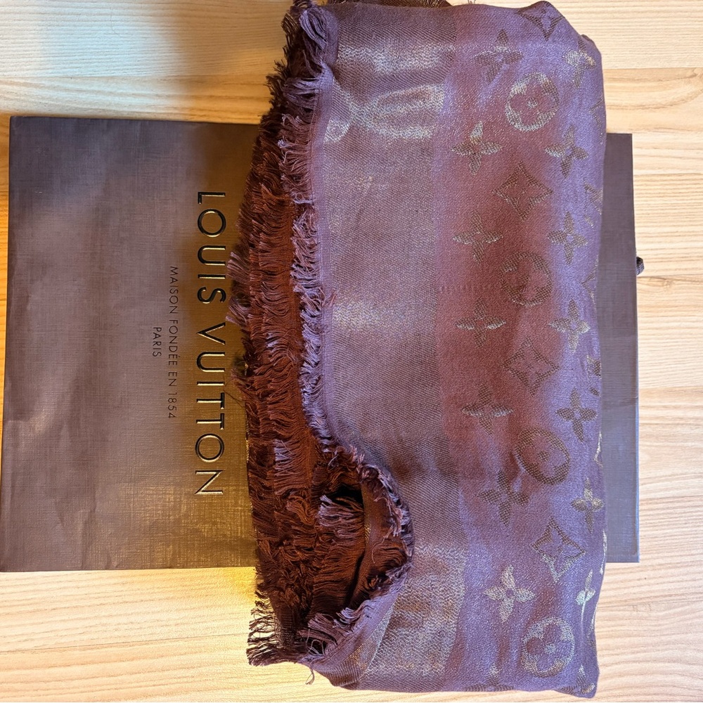Louis Vuitton silk/wool scarf. Like new. 56x56 inches. - Picture 4 of 9